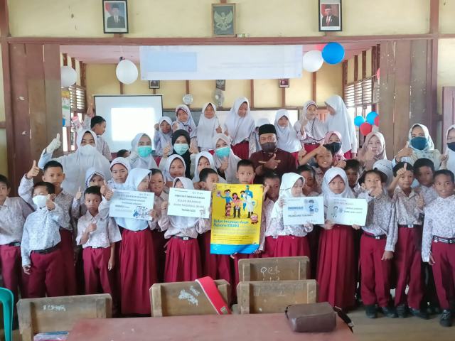 Camat Batang Tuaka, Rahelmi, Sukseskan Bulan Imunisasi Anak Nasional di Puskesmas Sungai Raya