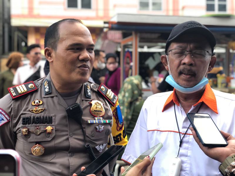 HUT Bhayangkara Ke-76, Yayasan Vioni Bersaudara Bersama Kasat Lantas Polres Inhil Berbagi Martabak Pada Masyarakat