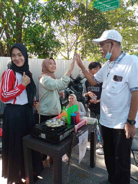 Hari Bebas Kendaraan Bermotor, Vioni Bersaudara Berbagi Beragam Kuliner