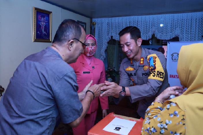 Mempringati Hari Bhayangkara Ke-76, Polres Inhil Gelar Anjangsana dan Bhayangkari Peduli