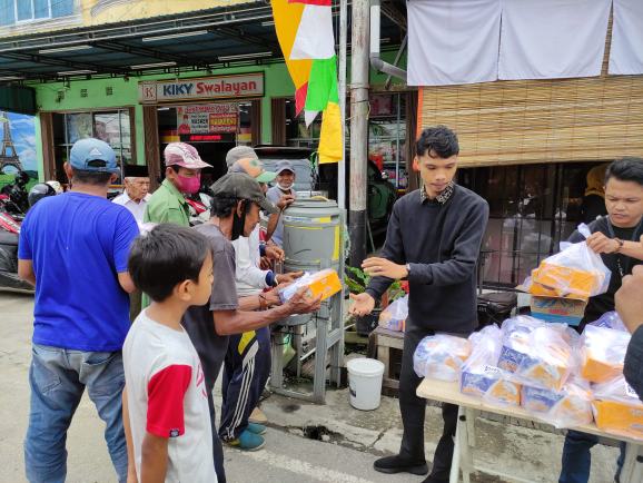 Jumat Barokah, Vioni Bersaudara Kembali Bagikan Nasi Kotak Gratis