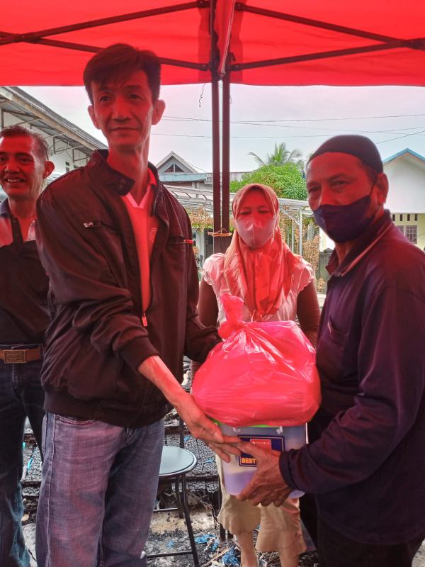 Manager PLN ULP Tembilahan Bersama Unsur Forkominda Inhil Serahkan Bantuan Sembako