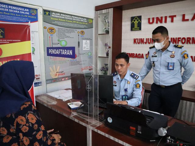 Perdana Kunjungan Tatap Muka Secara Terbatas Bagi WBP, Isak Tangis Pecah