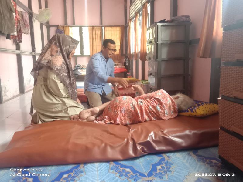 PLN ULP Tembilahan Serahan Bantuan Sembako Dan Uang Tunai Pada Pondok Bhakti Lansia