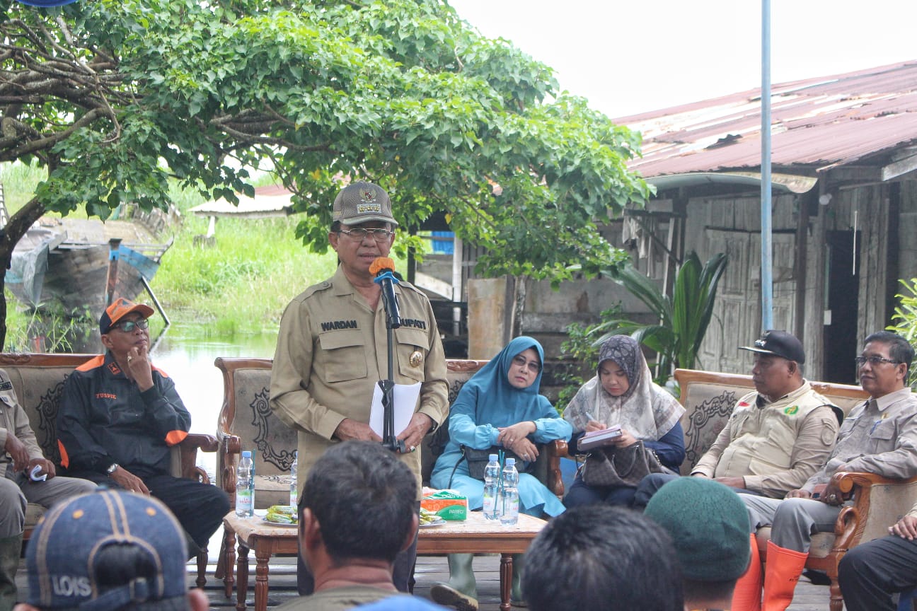 Pantau Langsung Kondisi Warga Banjir di Kuala Sebatu, Bupati HM Wardan Salurkan Sembako