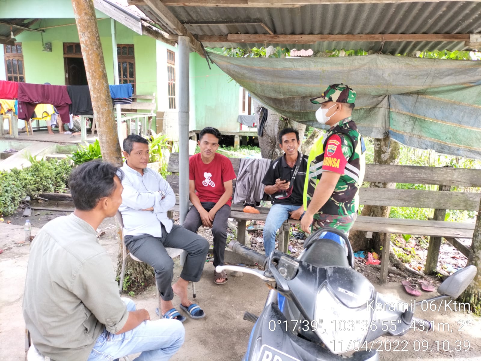 Babinsa Sungai Simbar Ajak Warganya Tingkatkan Protkes Antisipasi COVID-19 