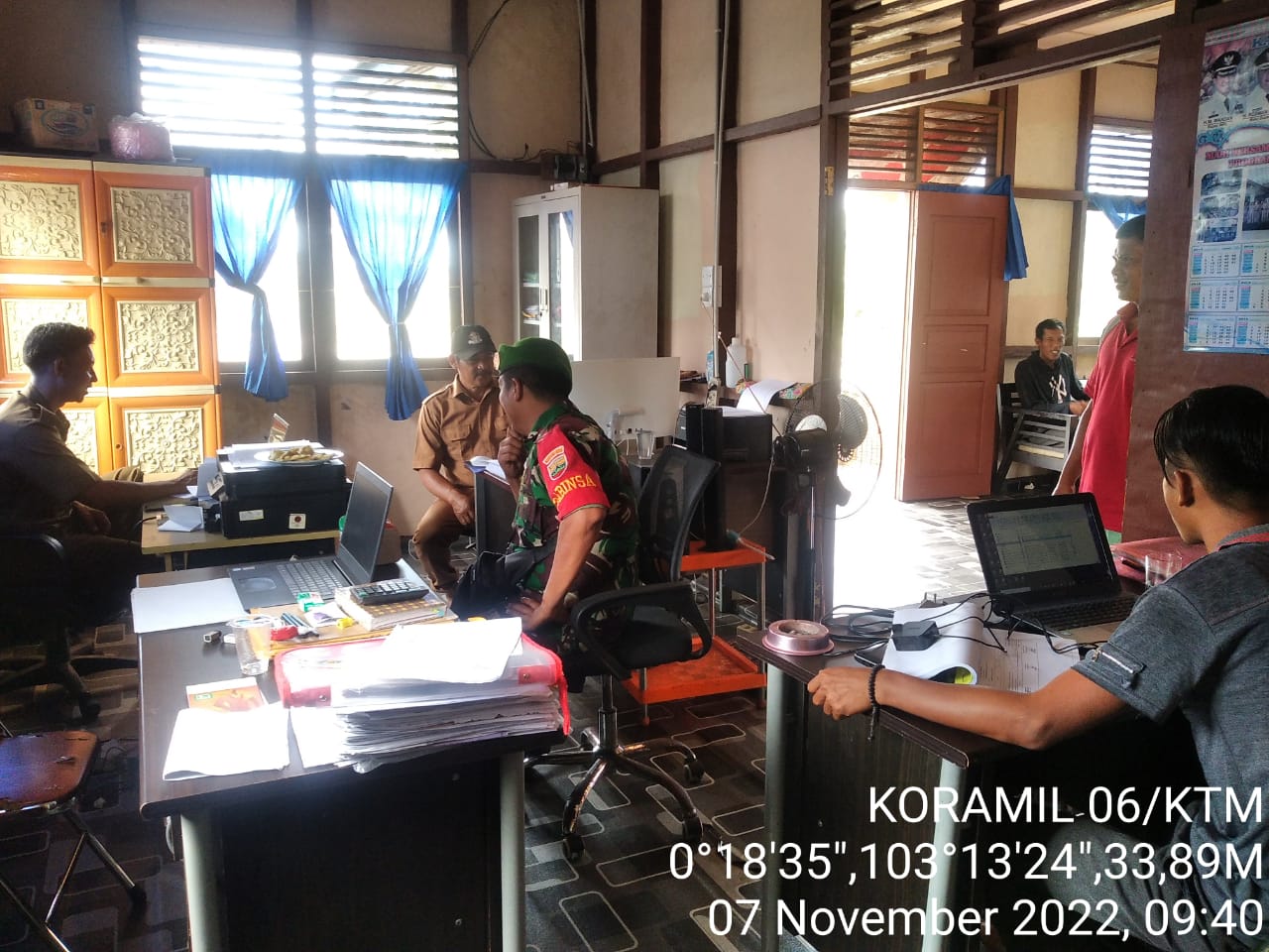 Jaga Sinergiritas, Kopda Ferry TM Sinaga Laksanakan Komsos dengan Staf Desa 