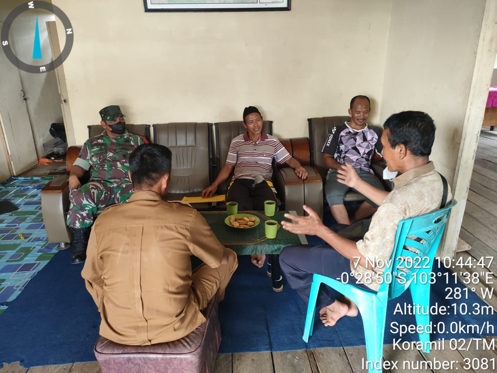 Babinsa Koramil 02/TM Serma Boy R Sitompul Giat Komsos dengan Staf Desa Simpang Tiga 