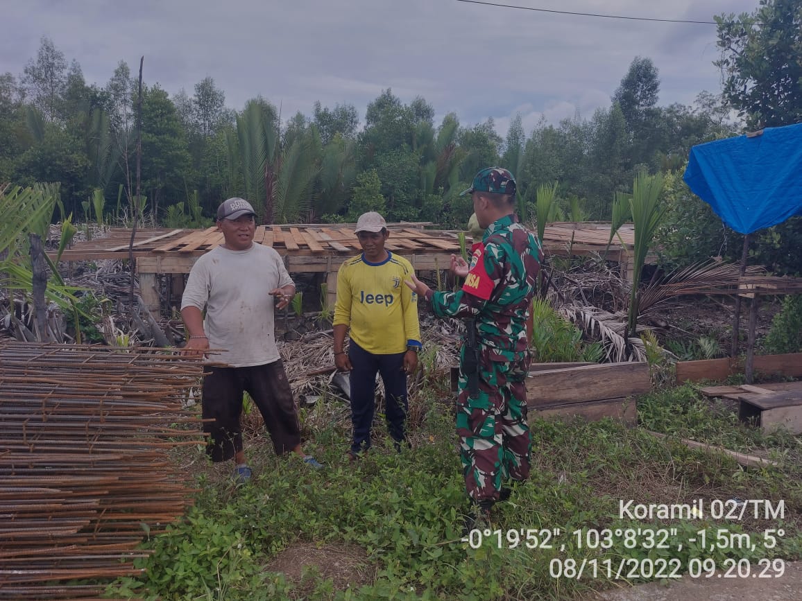 Laksanakan Patroli, Serda Agusmi Harianto Babinsa Koramil 02/TM Sosialisasi ke Warga Tentang Bahaya Karhutla