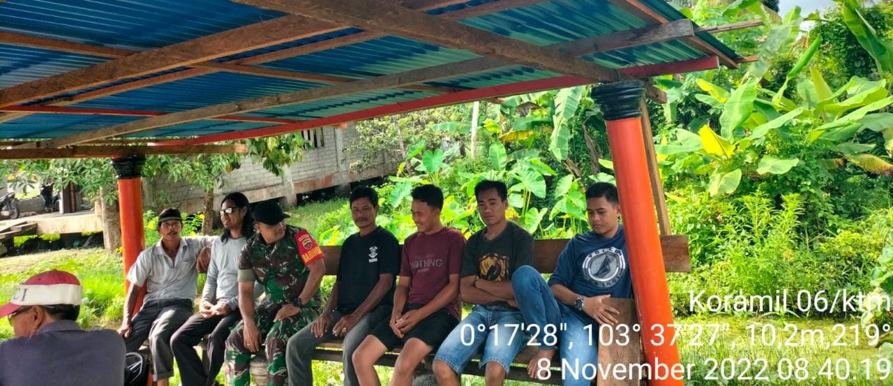Serda Edili Zalukhu Babinsa Koramil 06/KTM Laksanakan Komsos Ciptakan Hubungan Baik dengan Warga 