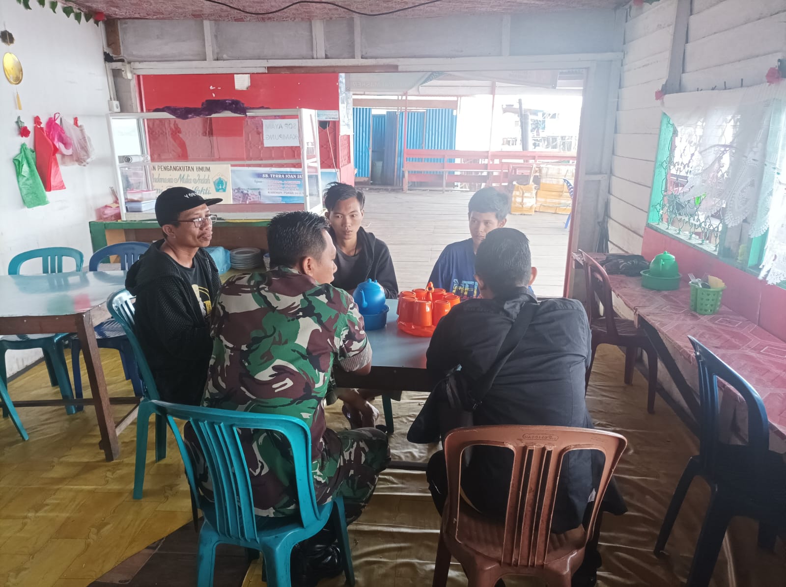 Serma Ragil Muliadi Melakukan Komsos dengan Warga Kelurahan Tagaraja 