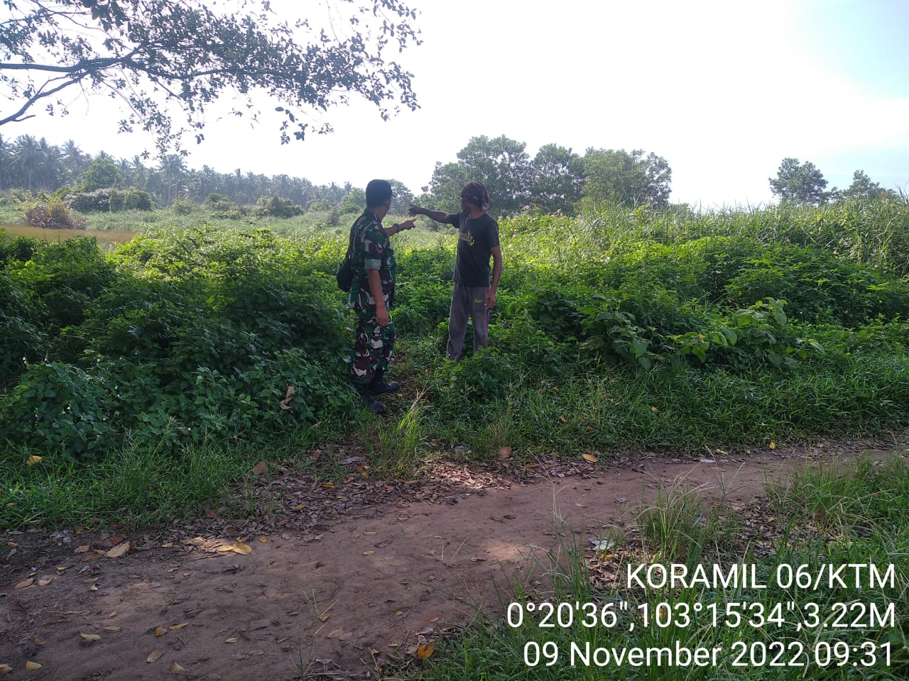 Kopda Ferry TM Sinaga Babinsa Desa Sumber Makmur Jaya Laksanakan Patroli dan Sosialisasi Karhutla 
