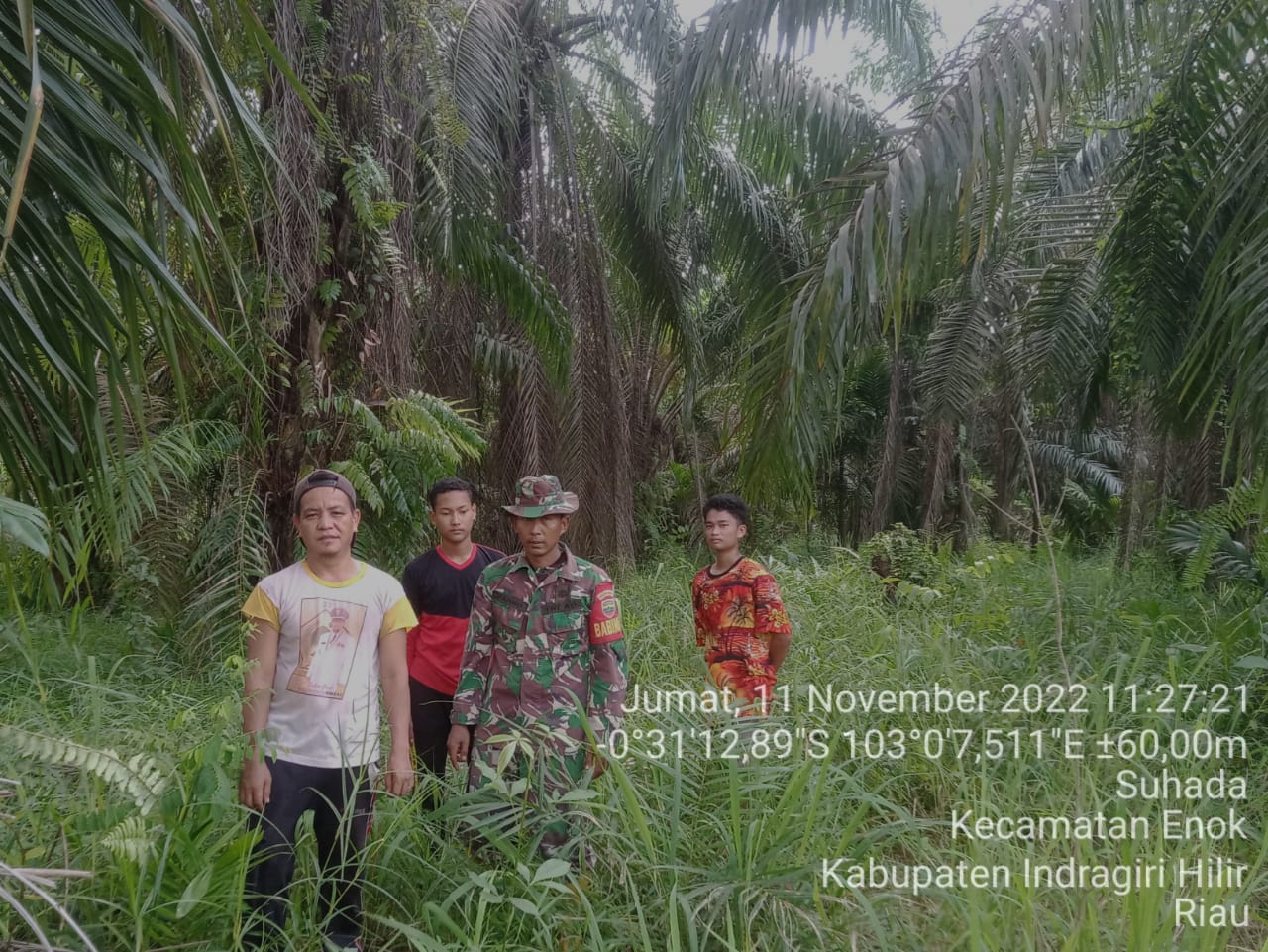 Serda Darno Babinsa Koramil 02/TM Laksanakan Patroli Karhutla Bersama Warga Binaan di Desa Suhada 