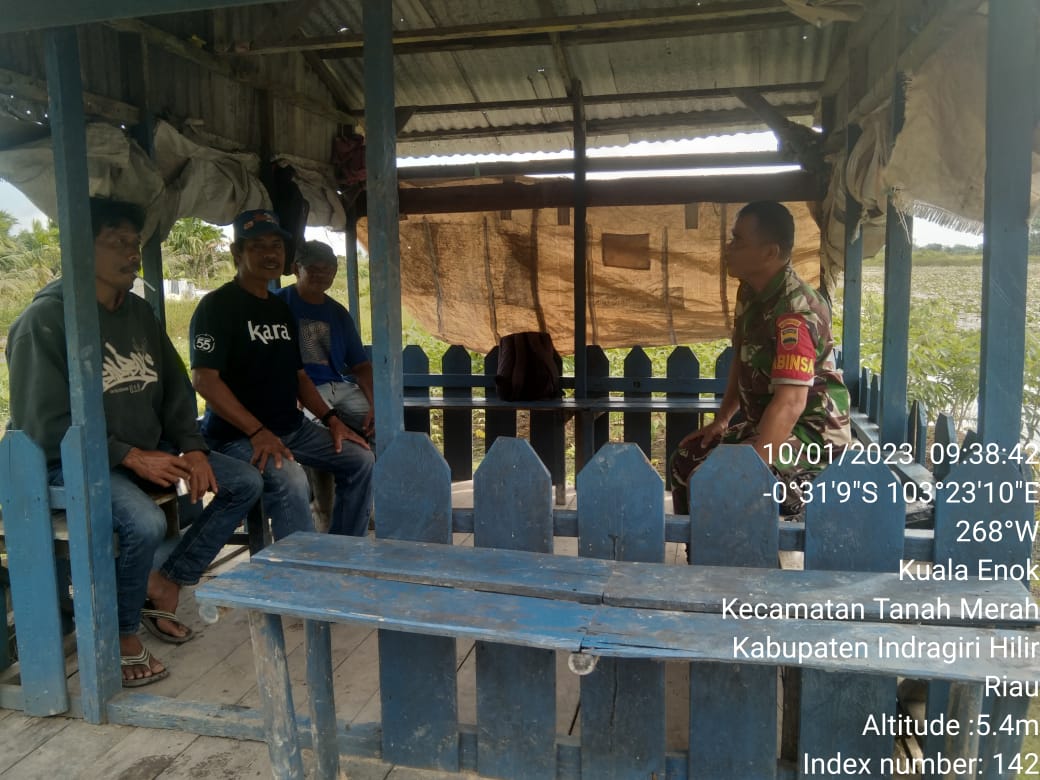 Dengan Komsos, Babinsa Koramil 02/TM Sertu HM Sibarani Ciptakan keakraban 