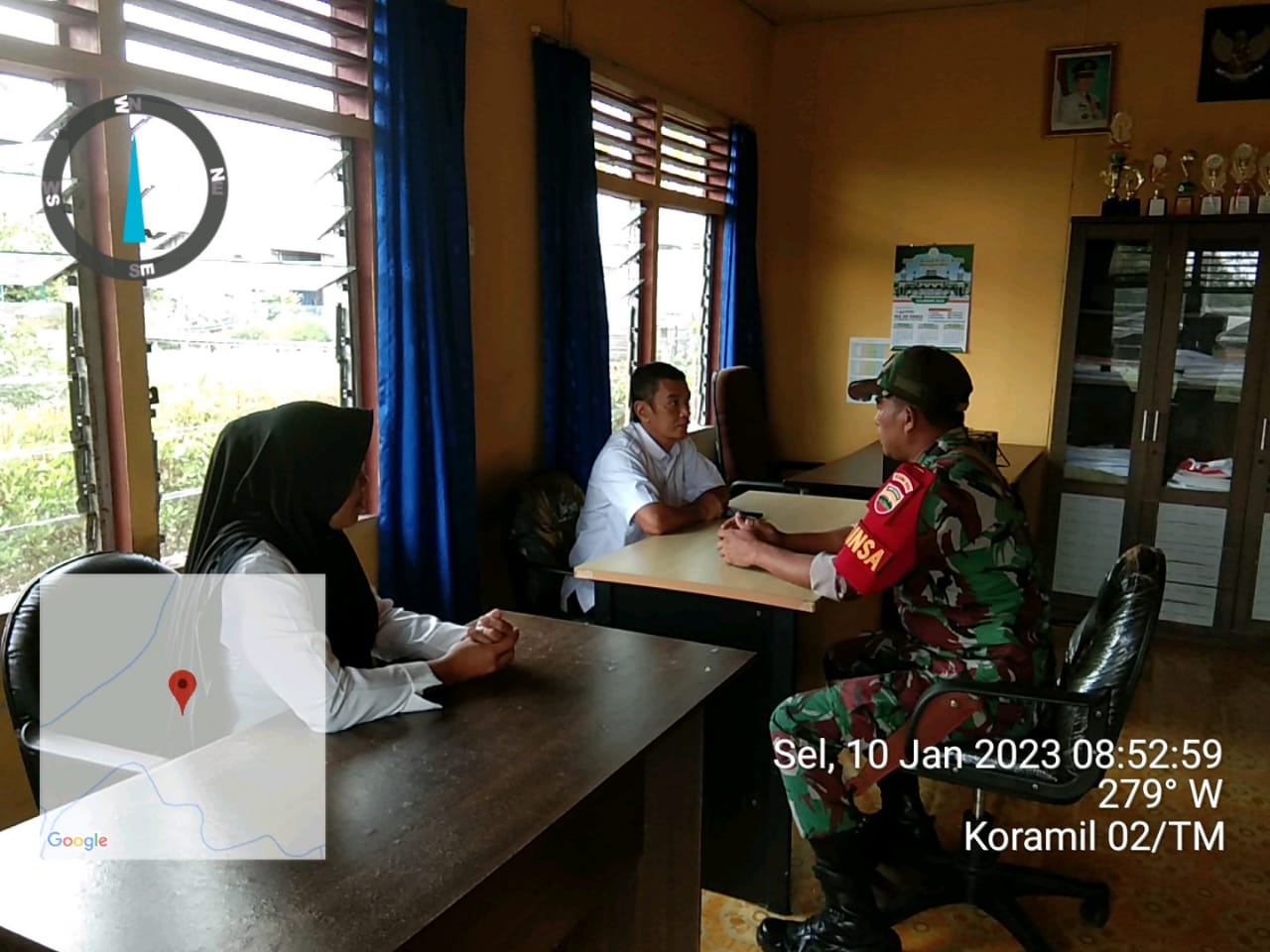 Serda Ah Kumbara Babinsa Koramil 02/TM Giat Komsos dengan Staf Kelurahan Teluk Medan 