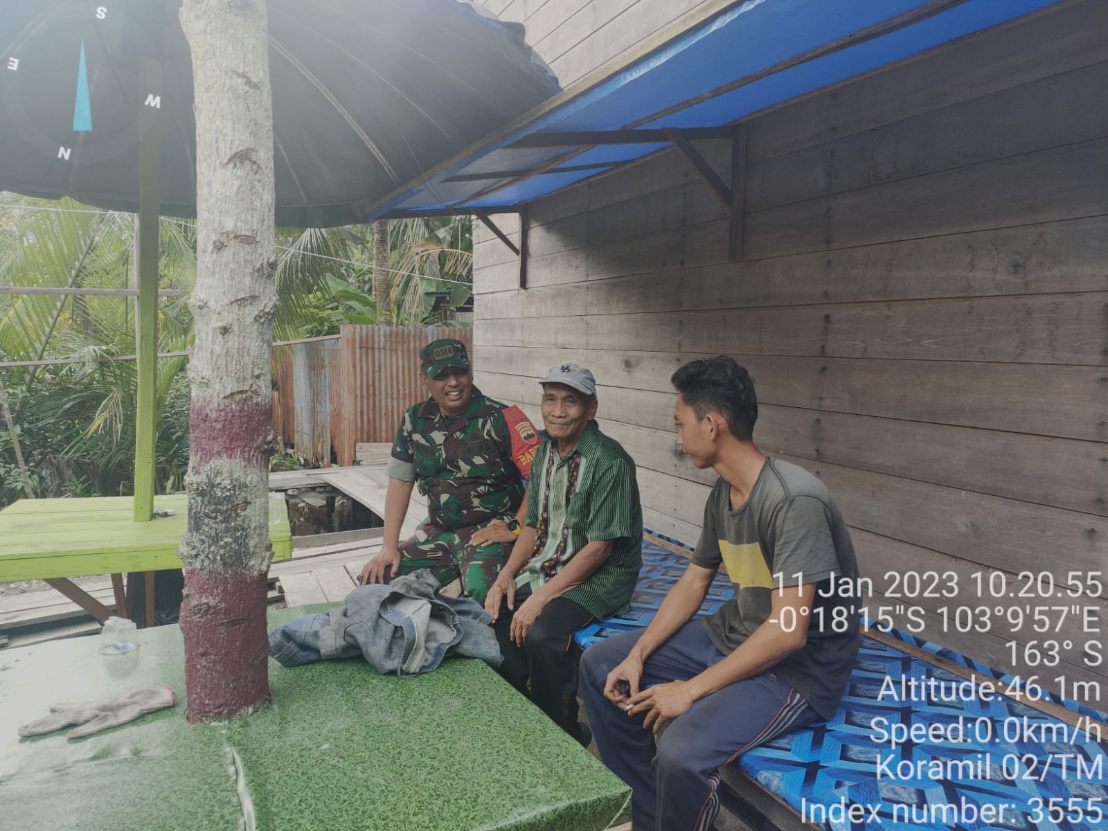 Serma Boy Babinsa Koramil 02/TM Kembali Giat Komsos dengan Warga Binaan di Kelurahan Enok